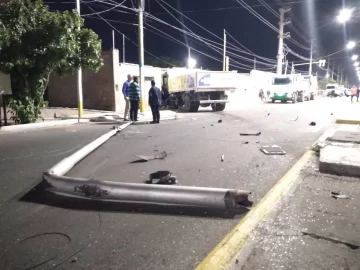 Se le reventó una rueda a un camión recolector de basura, se cruzó de carril y terminó estrellado contra una casa Se le reventó una rueda a un camión recolector de basura, se cruzó de carril y terminó estrellado contra una casa