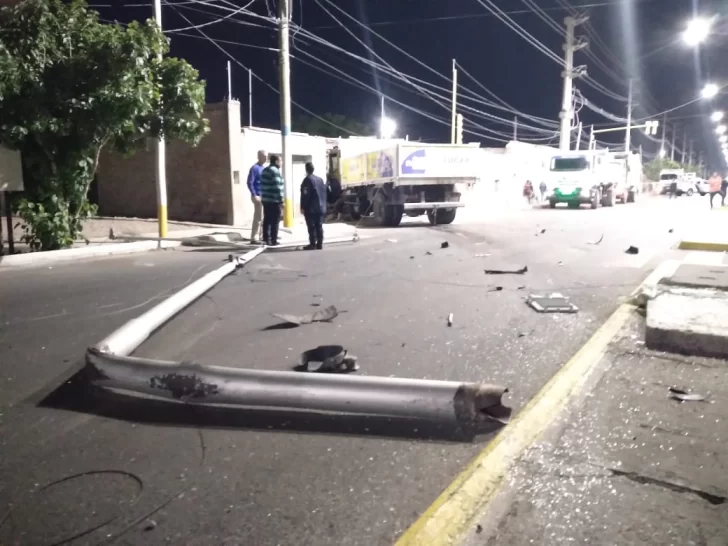Se le reventó una rueda a un camión recolector de basura, se cruzó de carril y terminó estrellado contra una casa Se le reventó una rueda a un camión recolector de basura, se cruzó de carril y terminó estrellado contra una casa