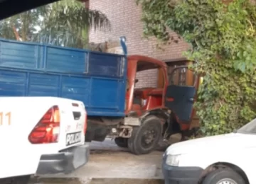 Un camión sufrió un desperfecto mecánico y se estrelló contra una casa