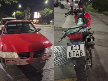 Un motociclista se fracturó la pierna tras chocar con un auto en una esquina con semáforos