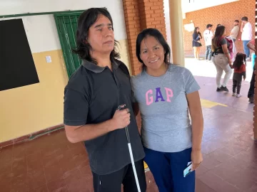 Se quedó ciego hace tres años y fue a votar acompañado por su pareja: lo que sí y lo que no dentro del aula Se quedó ciego hace tres años y fue a votar acompañado por su pareja: lo que sí y lo que no dentro del aula