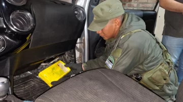 En el Control de San Carlos detuvieron a dos personas con más de un kilo de cocaína oculto en el auto