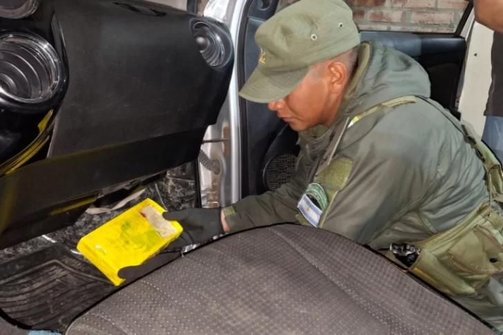 En el Control de San Carlos detuvieron a dos personas con más de un kilo de cocaína oculto en el auto