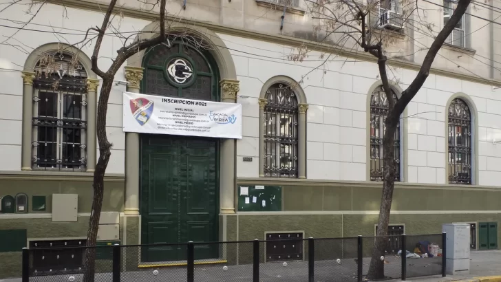 Pánico en un colegio: tres alumnos sufrieron quemaduras por la explosión de un experimento