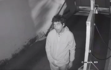 El “ladrón del centro” lo hizo de nuevo: robó fernet, cigarrillos y cervezas de un negocio capitalino El “ladrón del centro” lo hizo de nuevo: robó fernet, cigarrillos y cervezas de un negocio capitalino