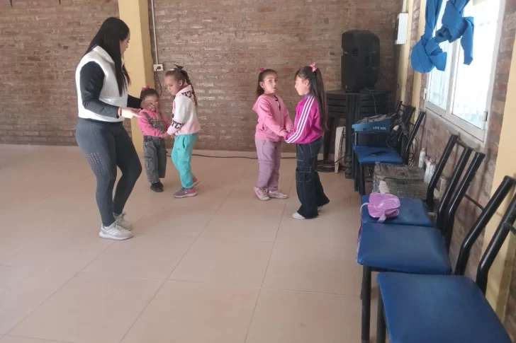El legado cultural y artístico de la “Criollita Veinticenqueña”: recorre el departamento enseñando a niños y adultos a bailar folclore