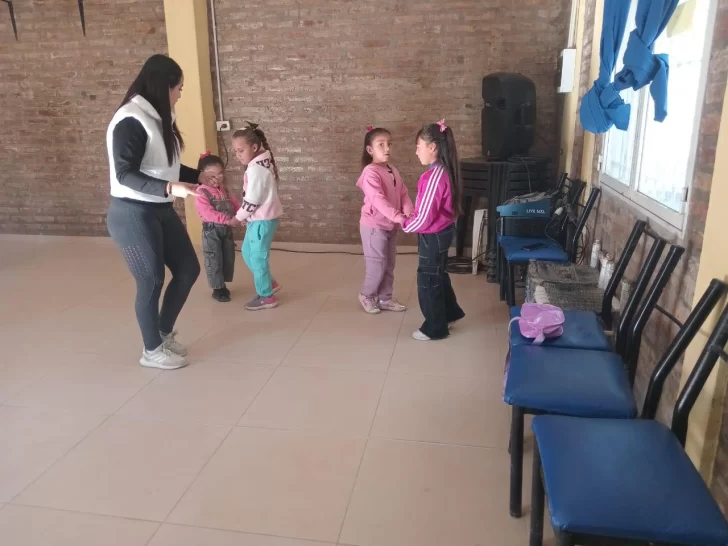 El legado cultural y artístico de la “Criollita Veinticenqueña”: recorre el departamento enseñando a niños y adultos a bailar folclore El legado cultural y artístico de la “Criollita Veinticenqueña”: recorre el departamento enseñando a niños y adultos a bailar folclore