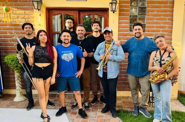 Homenaje a Silvio Rodríguez de la mano de “Tu Son Son” y la “Rodríguez Band” en un encuentro apasionado de canciones y salsa