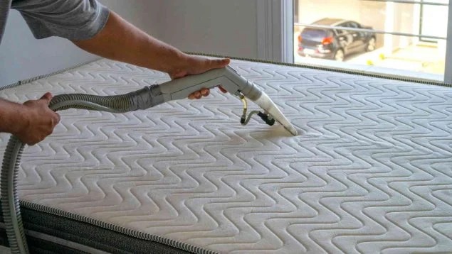 El truco definitivo para limpiar las manchas en los colchones: lo utilizan en los hoteles
