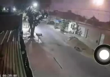 [VIDEO] Una extraña luz roja iluminó el cielo sanjuanino en plena madrugada