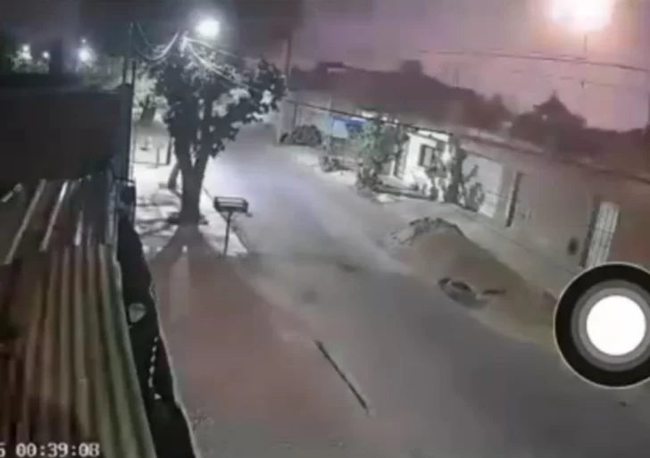 [VIDEO] Una extraña luz roja iluminó el cielo sanjuanino en plena madrugada