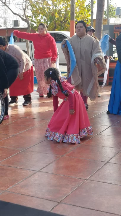 Un espacio inclusivo donde personas con discapacidad aprenden desde bailar hasta cuidar el medio ambiente