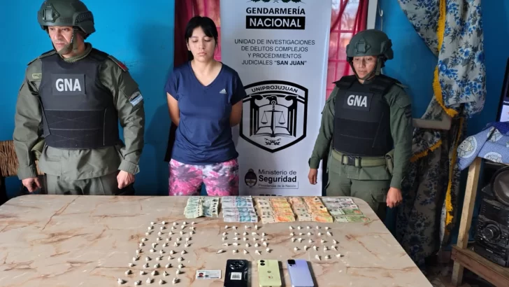 Gendarmería Nacional detuvo a una mujer con casi 100 dosis de cocaína Gendarmería Nacional detuvo a una mujer con casi 100 dosis de cocaína