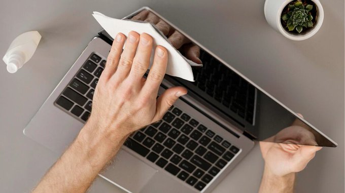 El truco casero para limpiar la pantalla de la notebook sin dañarla