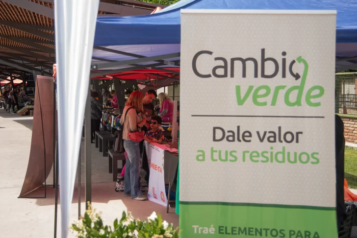 Debido al éxito, el ecocanje volvió recargado: subió 50% el valor del voucher que se da por 20 elementos reciclables Debido al éxito, el ecocanje volvió recargado: subió 50% el valor del voucher que se da por 20 elementos reciclables