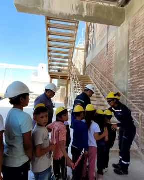 Aprendizaje en movimiento en Sarmiento: los alumnos recorren el departamento para conocer su historia, cultura y trabajo.