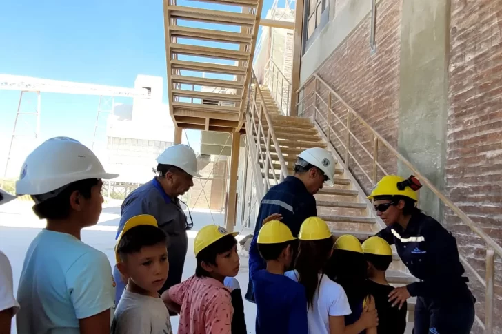 Aprendizaje en movimiento en Sarmiento: los alumnos recorren el departamento para conocer su historia, cultura y trabajo.