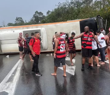 Volcó un micro de hinchas de Flamengo que viajaban para ver el partido ante Racing: hay al menos 16 heridos Volcó un micro de hinchas de Flamengo que viajaban para ver el partido ante Racing: hay al menos 16 heridos