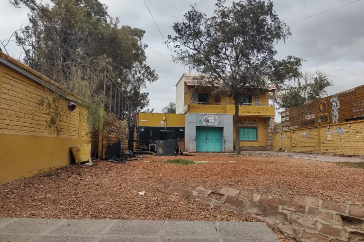 Incendio frente a la Casa de Gobierno: el restorán afectado perdió el depósito y la cocina, y quedó inhabilitado para trabajar
