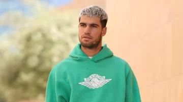 La foto de Carlos Alcaraz en Arabia Saudita con un bolso Louis Vuitton de 12.000 dólares