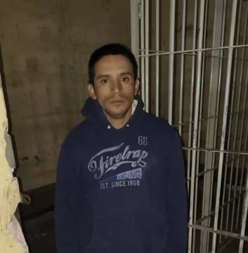 Caminaba con una batería de auto en la mano e insultó a los policías: terminó tras las rejas Caminaba con una batería de auto en la mano e insultó a los policías: terminó tras las rejas