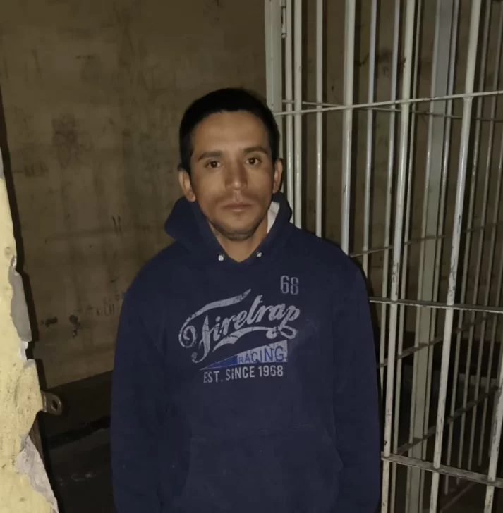 Caminaba con una batería de auto en la mano e insultó a los policías: terminó tras las rejas Caminaba con una batería de auto en la mano e insultó a los policías: terminó tras las rejas