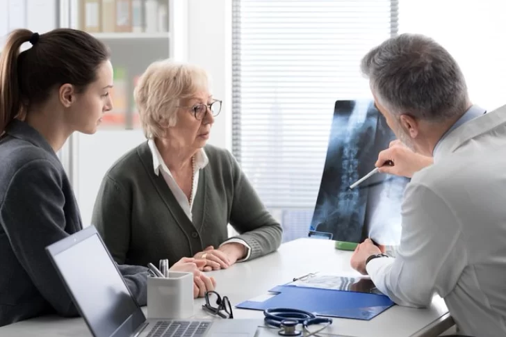 Osteoporosis: las cinco señales silenciosas que pueden alertar sobre la enfermedad