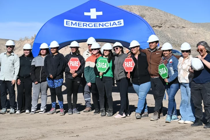 En Iglesia, 13 mujeres se capacitaron en el manejo de camiones volcadores y máquinas cargadoras En Iglesia, 13 mujeres se capacitaron en el manejo de camiones volcadores y máquinas cargadoras