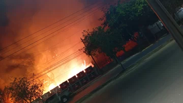 Alarma por un incendio de grandes dimensiones cerca de Casa de Gobierno Alarma por un incendio de grandes dimensiones cerca de Casa de Gobierno