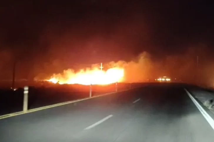 Un incendio de grandes dimensiones en Ruta 40, una de las 33 intervenciones que tuvo Bomberos por el viento Zonda