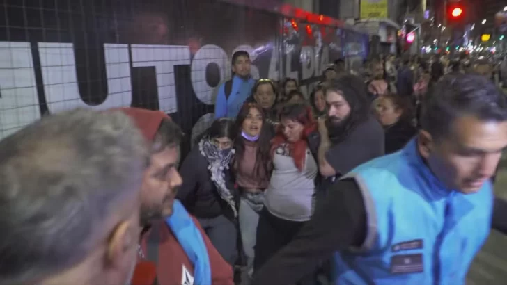 Hubo incidentes y detenidos antes de la presentación del nuevo libro de Javier Milei