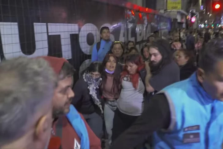 Hubo incidentes y detenidos antes de la presentación del nuevo libro de Javier Milei