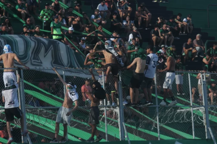 Por incidentes con los hinchas del Verdinegro casi suspenden el partido
