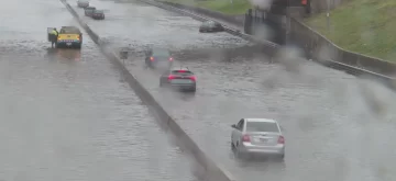 Tormenta en el AMBA: cayeron más de 100 milímetros y hay inundaciones, barrios anegados y miles de usuarios sin luz Tormenta en el AMBA: cayeron más de 100 milímetros y hay inundaciones, barrios anegados y miles de usuarios sin luz
