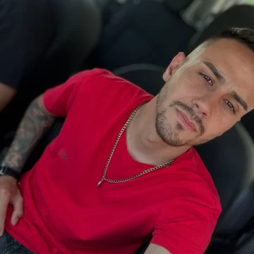 Denuncia contra Juan Cruz Rufino: una puerta con 8 puntazos, un bebé llorando y destrozos en la casa Denuncia contra Juan Cruz Rufino: una puerta con 8 puntazos, un bebé llorando y destrozos en la casa