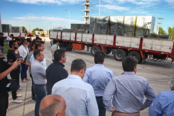 Llegó a San Juan la mole de 100 toneladas que será clave para la fabricación de paneles solares en la provincia Llegó a San Juan la mole de 100 toneladas que será clave para la fabricación de paneles solares en la provincia