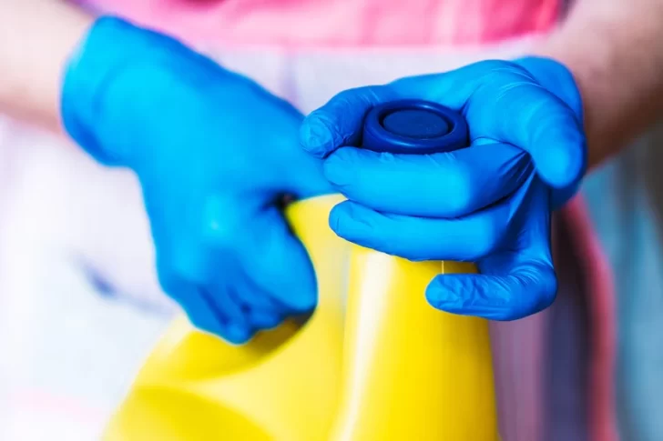 La ANMAT prohibió la venta de una marca de lavandina y productos para alisar el cabello