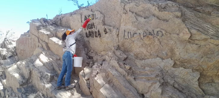 Realizan la limpieza de grafitis sobre la montaña en la Quebrada de Zonda Realizan la limpieza de grafitis sobre la montaña en la Quebrada de Zonda