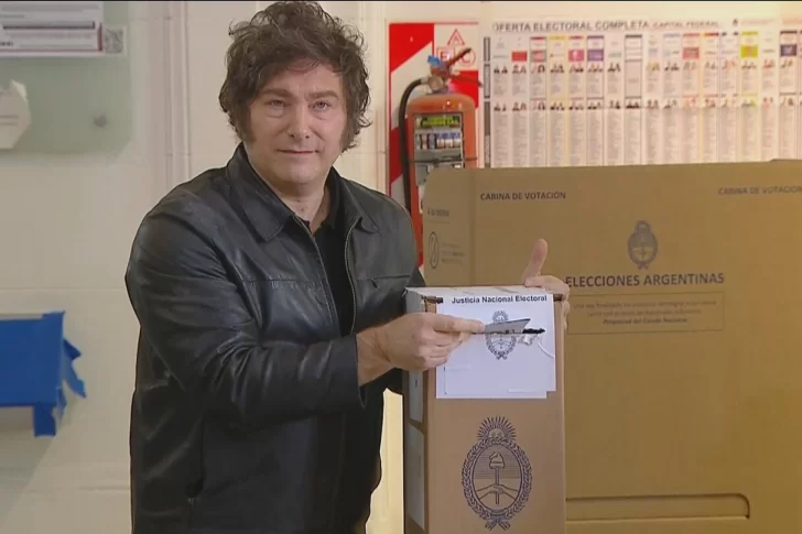 En medio de un fuerte operativo, Javier Milei votó, saludó a la gente y se fue sin dar declaraciones
