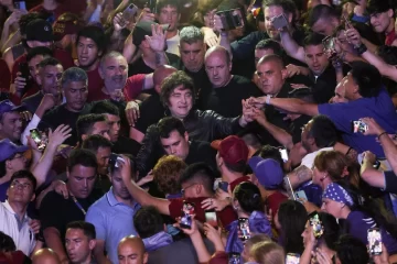 Milei cerró la campaña en Rosario: “A partir del domingo va a cambiar en serio la Argentina” Milei cerró la campaña en Rosario: “A partir del domingo va a cambiar en serio la Argentina”