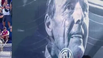 El primer homenaje para Russo en la fecha 12 fue en el partido entre San Martín y San Lorenzo