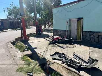 Una moto terminó en la vereda tras un fuerte choque con un remis