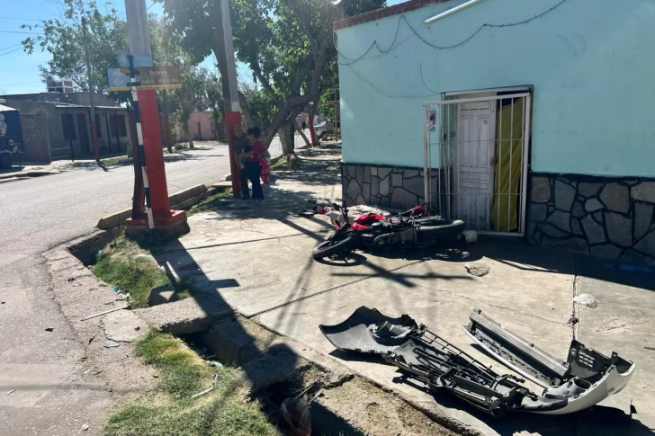 Una moto terminó en la vereda tras un fuerte choque con un remis