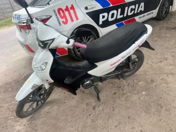Se robó una moto, lo sorprendieron y escapó: policías recuperaron el rodado Se robó una moto, lo sorprendieron y escapó: policías recuperaron el rodado