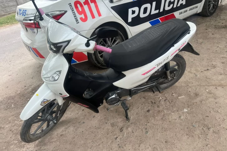 Se robó una moto, lo sorprendieron y escapó: policías recuperaron el rodado