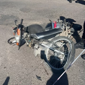 Grave accidente en un peligroso cruce: una camioneta embistió a una moto y se dio a la fuga Grave accidente en un peligroso cruce: una camioneta embistió a una moto y se dio a la fuga