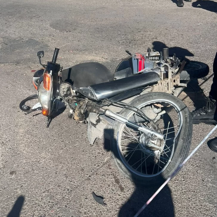Grave accidente en un peligroso cruce: una camioneta embistió a una moto y se dio a la fuga Grave accidente en un peligroso cruce: una camioneta embistió a una moto y se dio a la fuga