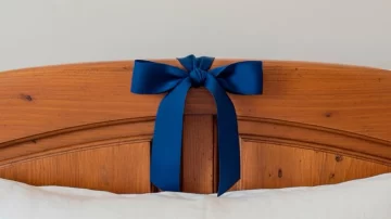 Qué significa colocar una cinta azul en la cama y cuál es su función según el Feng Shui
