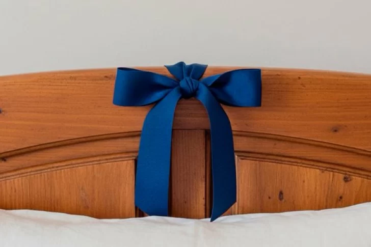 Qué significa colocar una cinta azul en la cama y cuál es su función según el Feng Shui