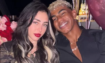 Nicki Nicole y Lamine Yamal, a los besos en una terraza Nicki Nicole y Lamine Yamal, a los besos en una terraza